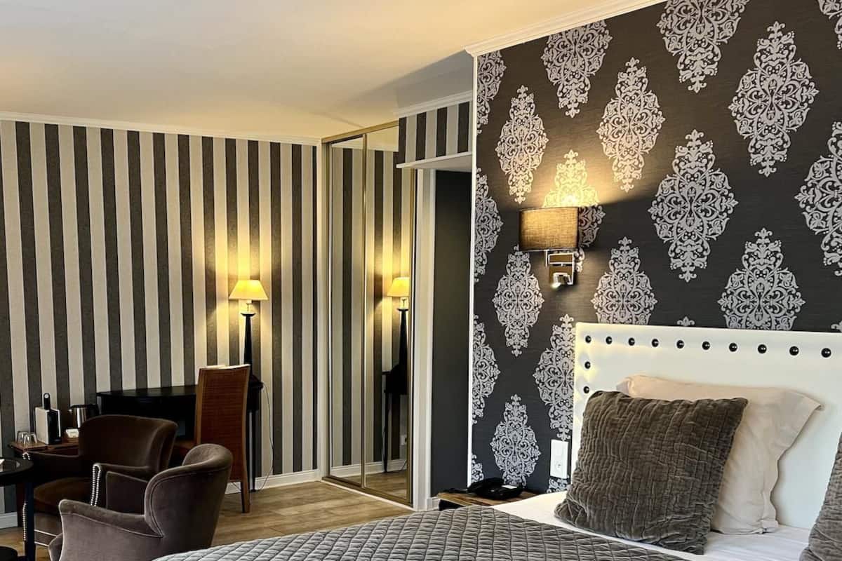 Deluxe Room | Premium bedding, in-room safe, blackout curtains, iron/ironing board