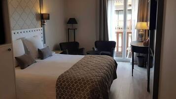 Comfort tweepersoonskamer | Luxe beddengoed, een kluis op de kamer, verduisterende gordijnen