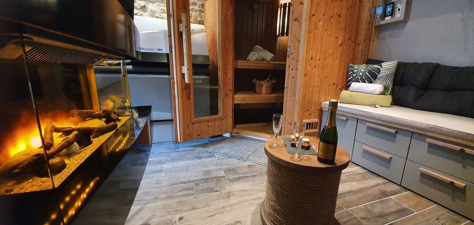 Couples treatment room(s), sauna, hot tub, steam room