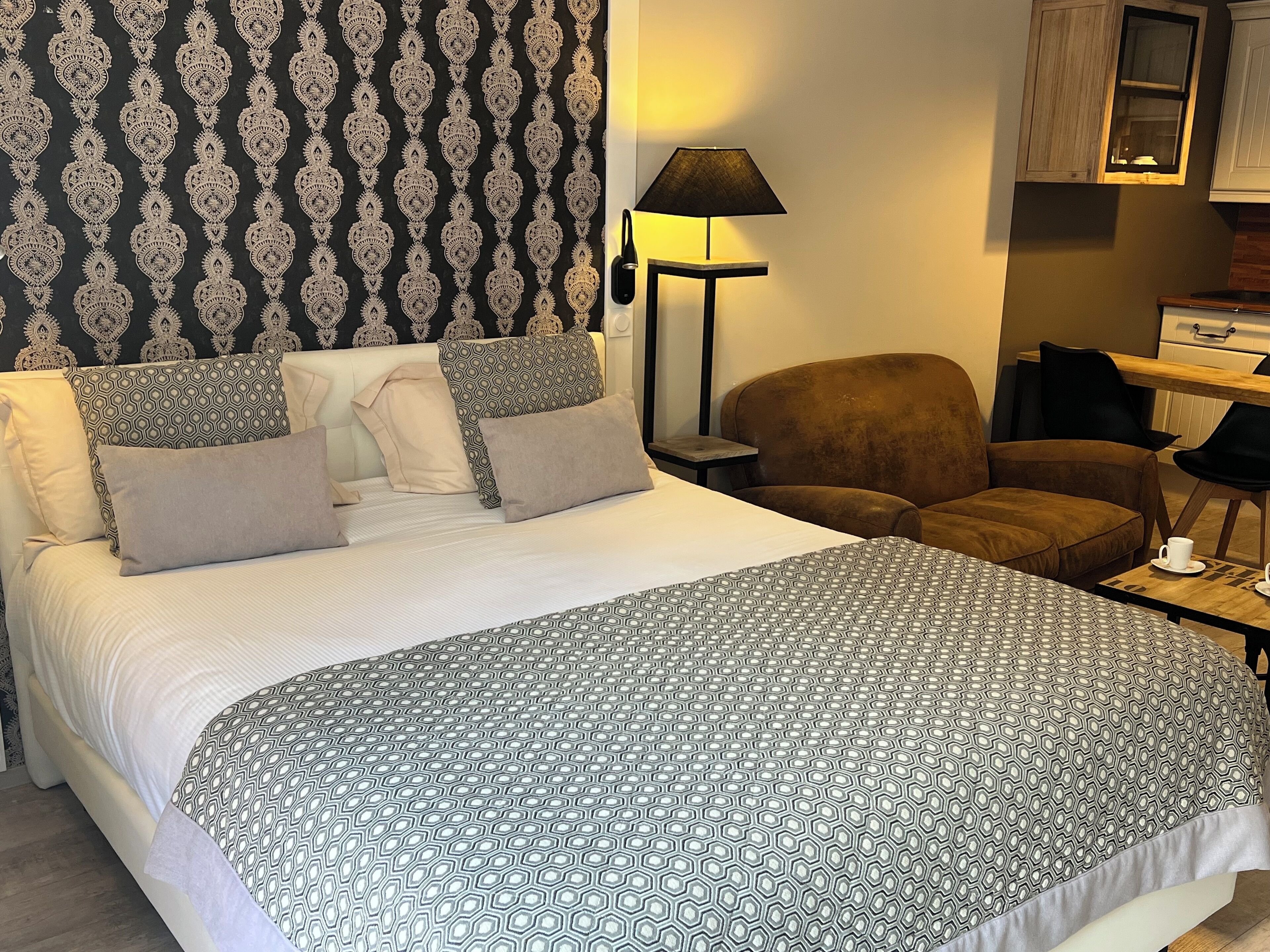 Suite familiar | Ropa de cama de alta calidad y caja de seguridad en la habitación 