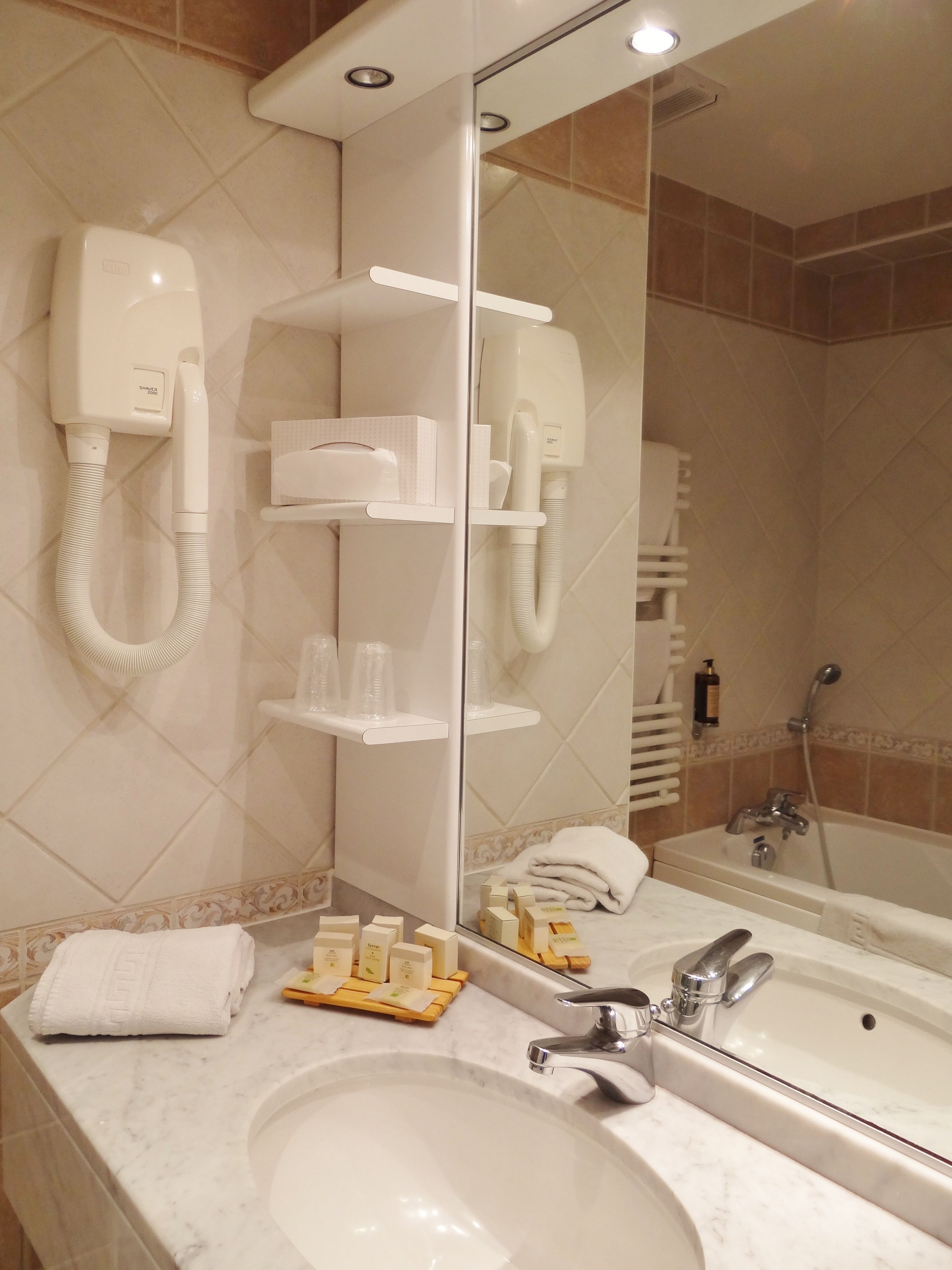 superior room | bathroom