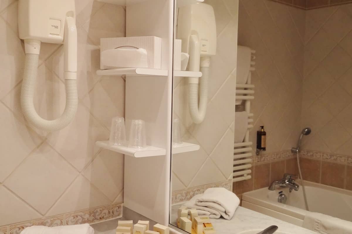 superior room | bathroom