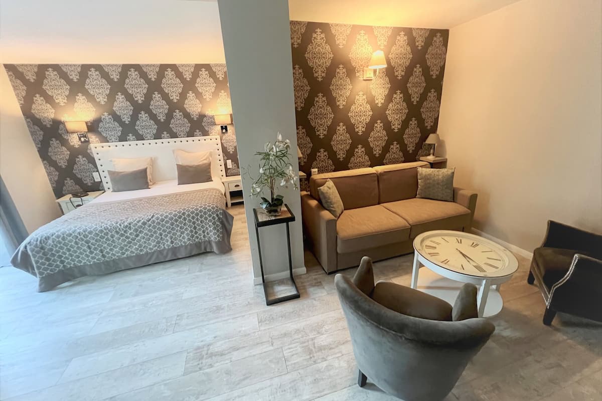 deluxe room | premium bedding, in-room safe, blackout curtains, iron/ironing board