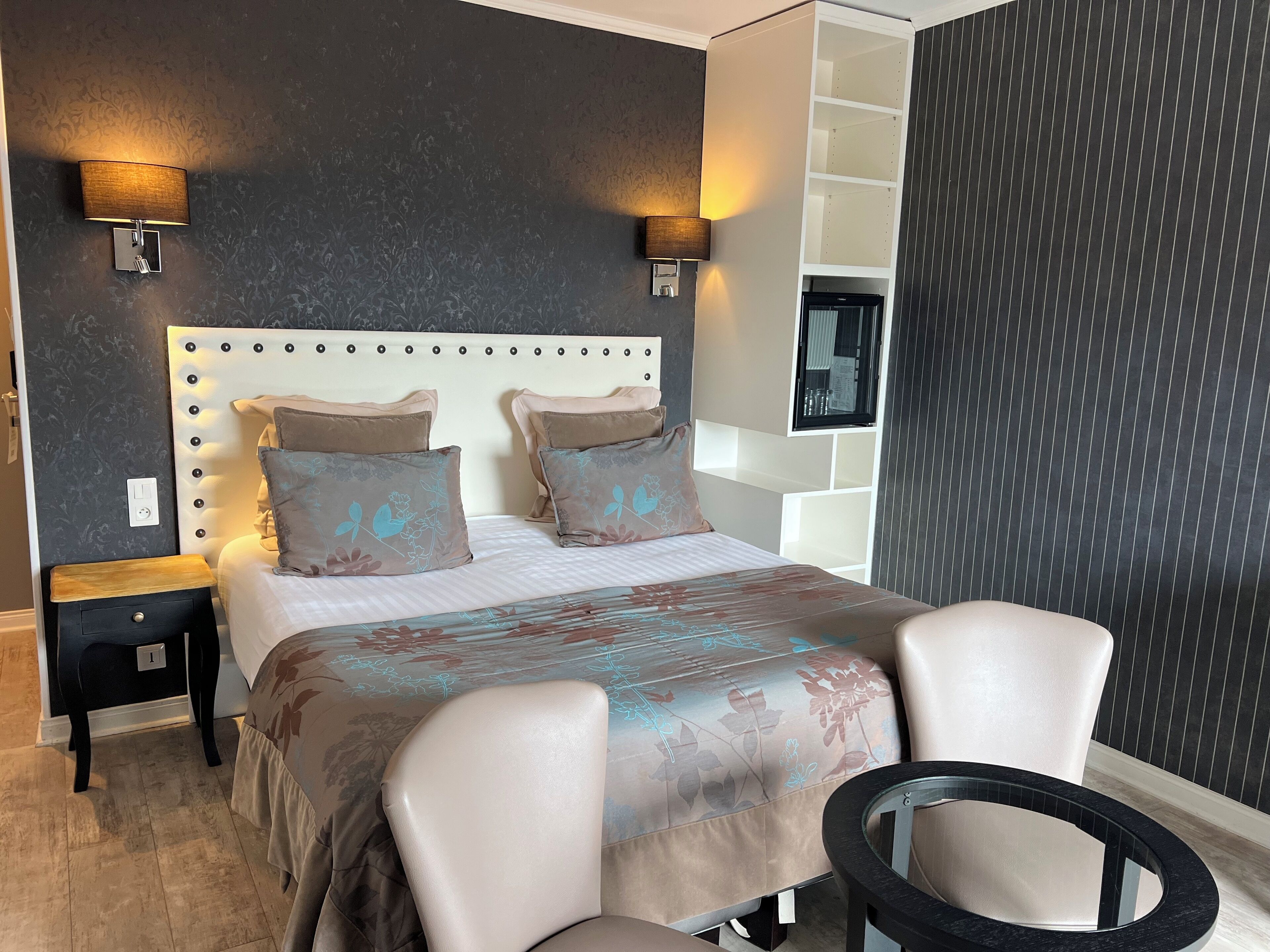 Habitación doble Confort | Ropa de cama de alta calidad y caja de seguridad en la habitación 