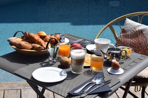 Se ofrece un desayuno bufé todos los días (por un coste adicional)