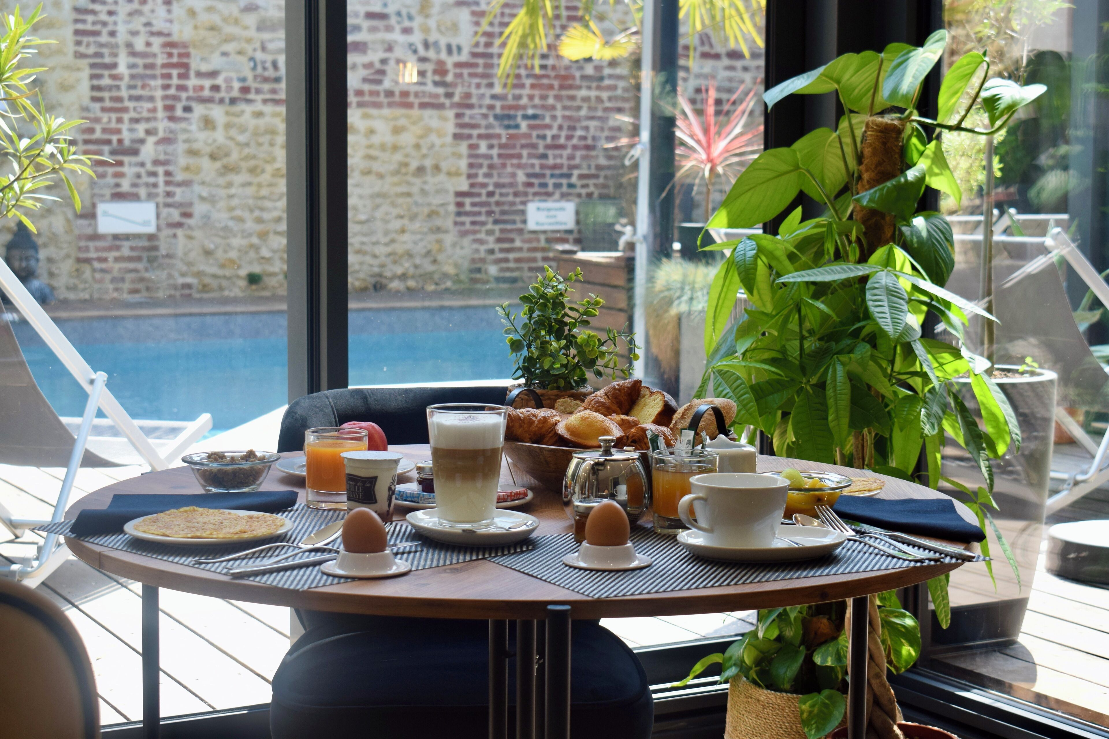 朝食 (ビュッフェ)、毎日提供 (有料)