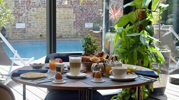 Café da manhã com buffet todos os dias mediante uma taxa