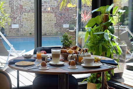 Daily buffet breakfast for a fee