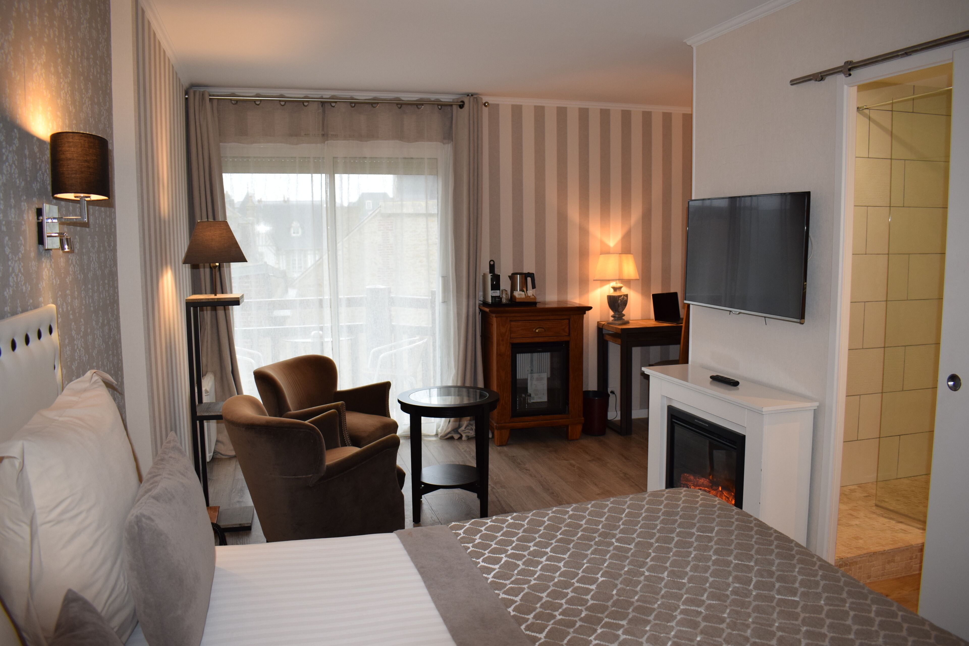 Habitación Club | Ropa de cama de alta calidad y caja de seguridad en la habitación 