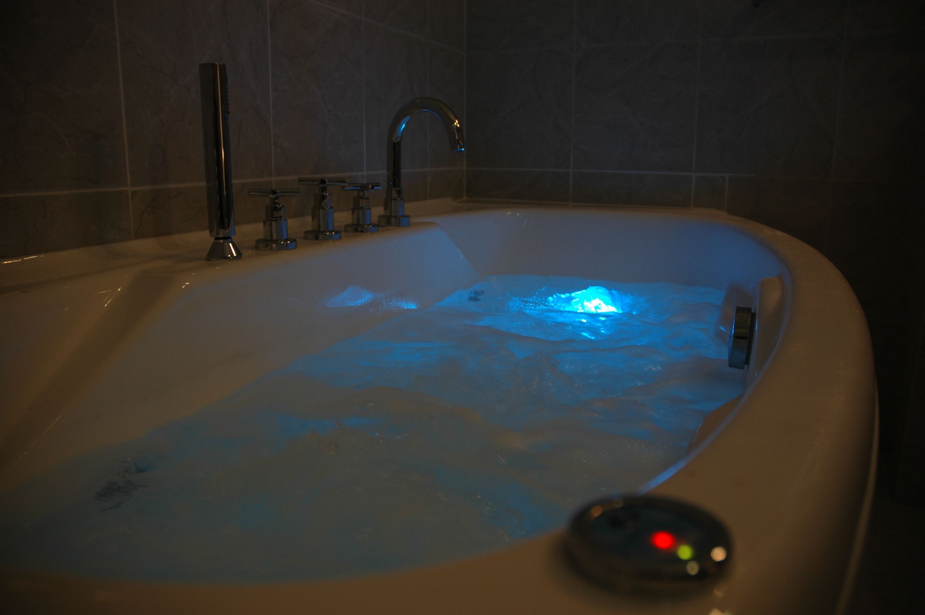 Una bañera con sistema de hidromasaje integrado y panel de control.