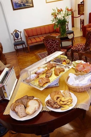 Free daily buffet breakfast