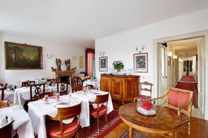 Café da manhã com buffet grátis todos os dias