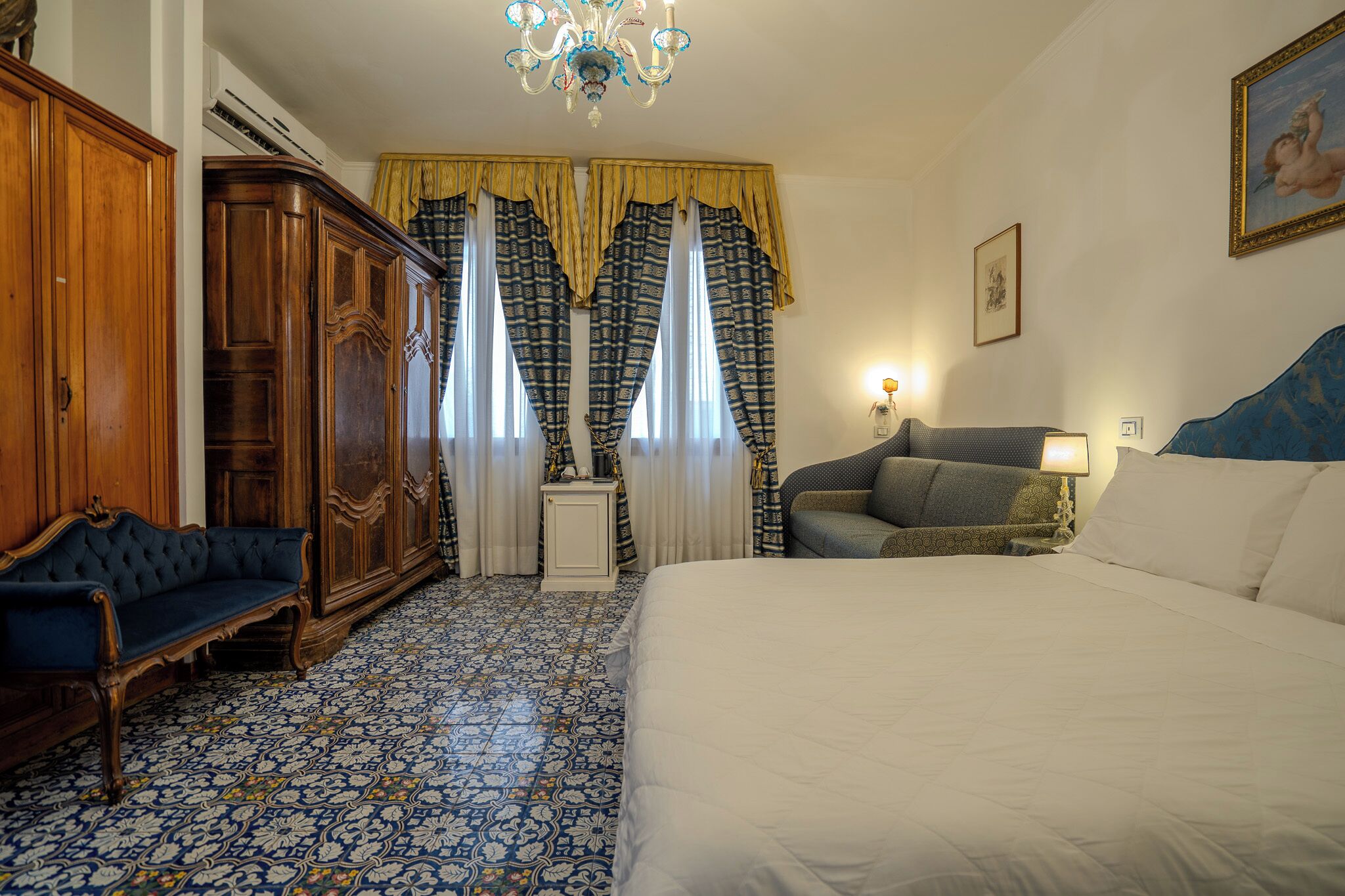 Hochwertige Bettwaren, Zimmersafe, individuell dekoriert