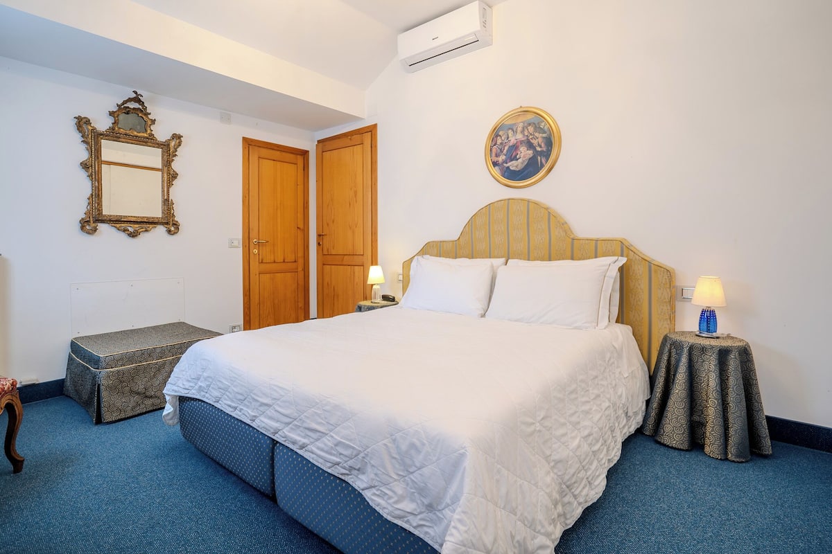 Premium bedding, in-room safe, blackout curtains, soundproofing