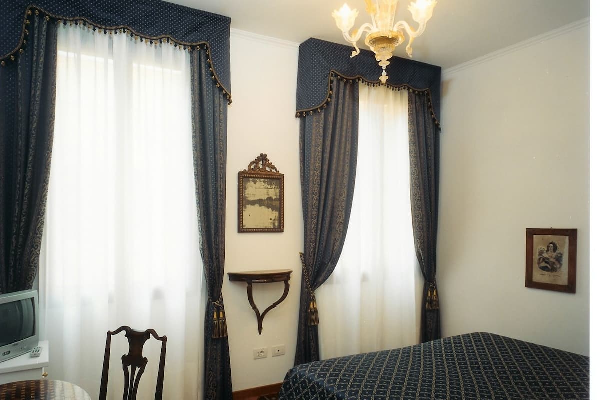 Peralatan tempat tidur premium, peti besi dalam bilik
