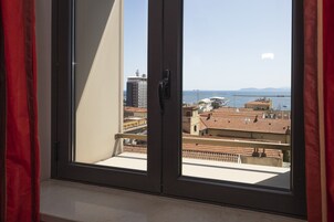 Ropa de cama de alta calidad y minibar 