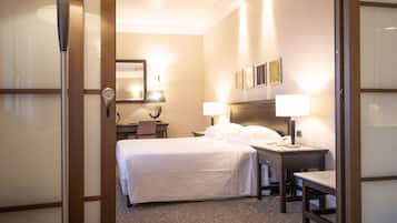 Habitación cuádruple | Ropa de cama de alta calidad y minibar