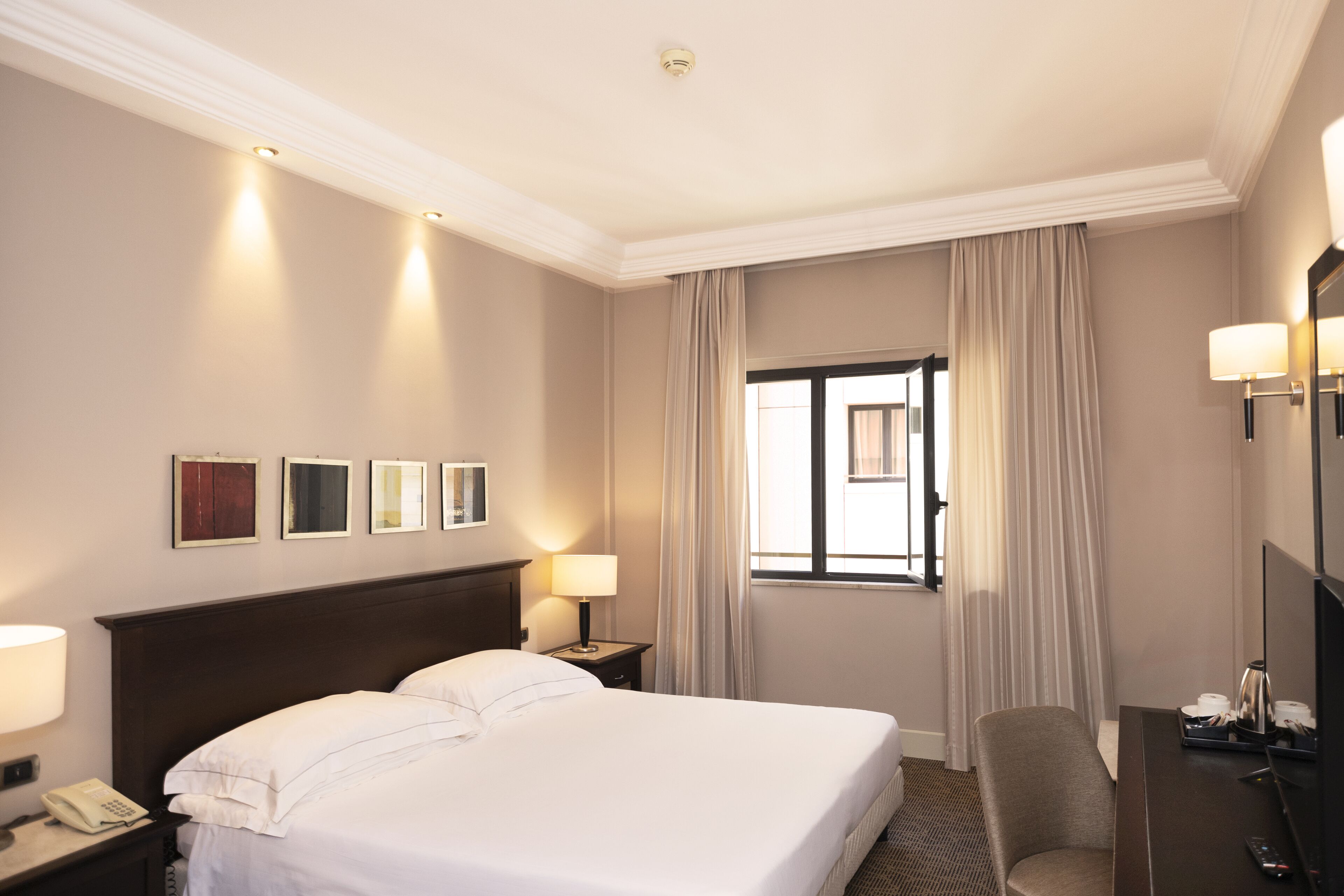 double room | premium bedding, minibar, in-room safe, desk