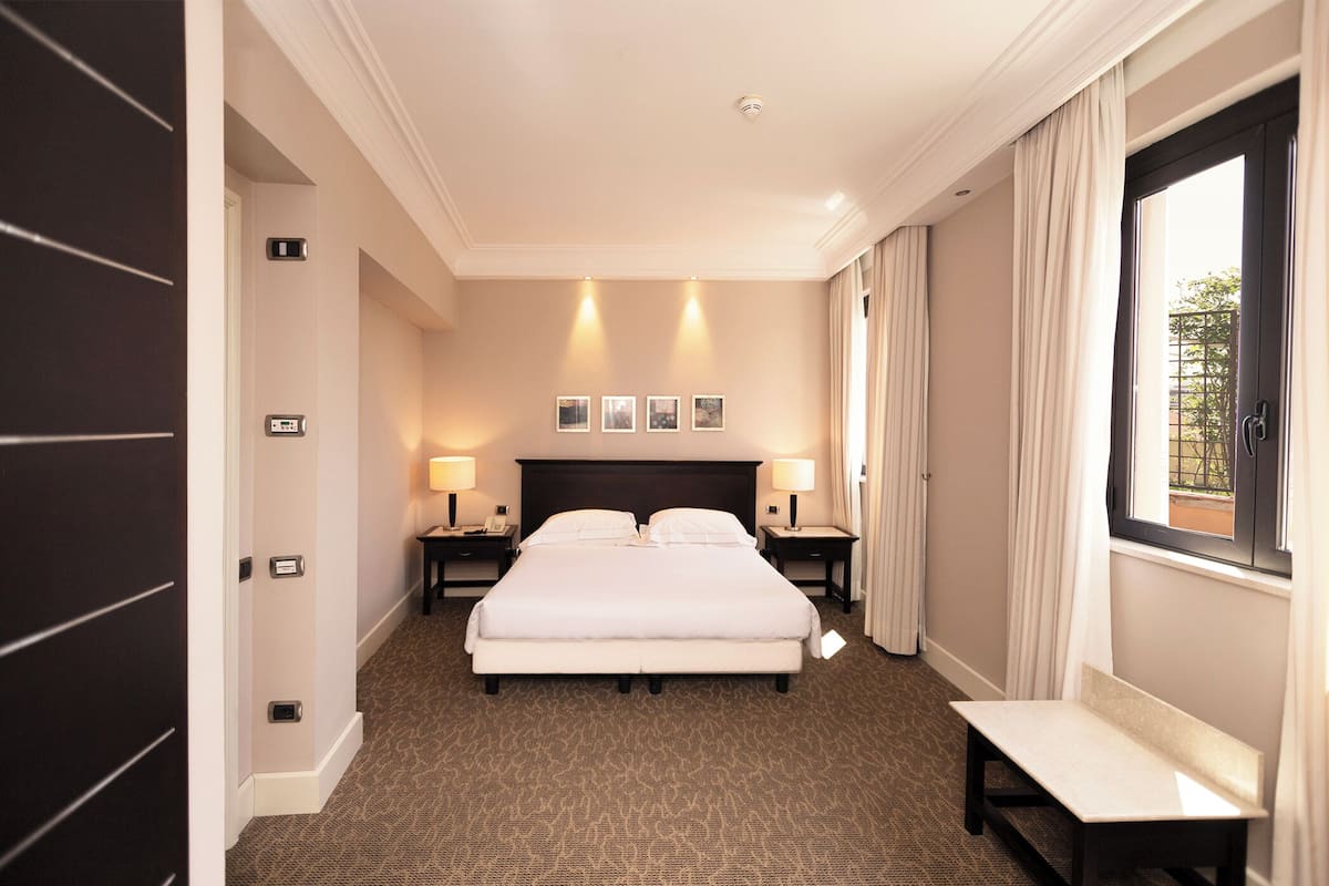 Habitación Deluxe | Ropa de cama de alta calidad y minibar