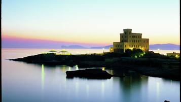 Overnatningsstedets facade – aften/nat