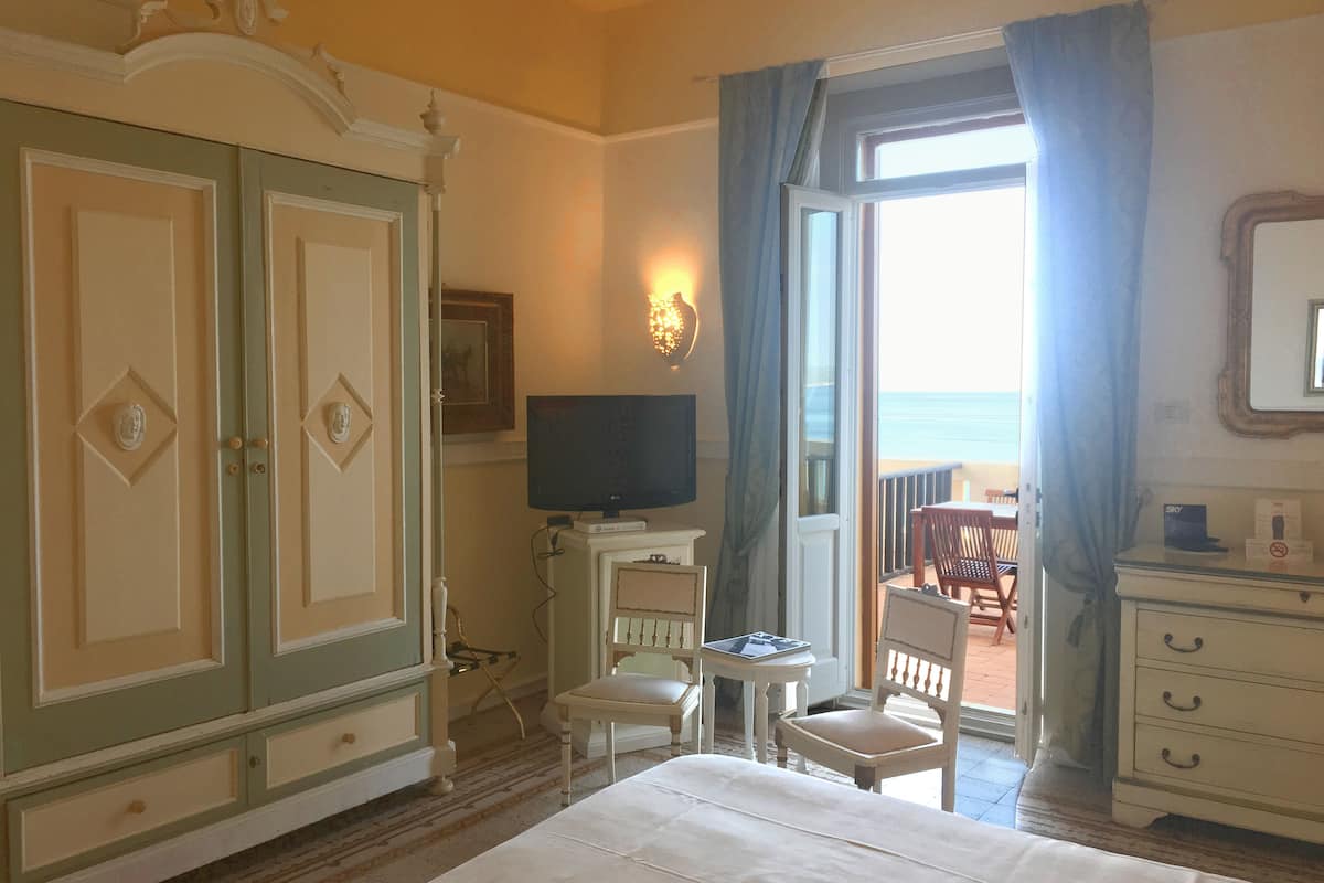 double room, balcony, sea view | minibar, in-room safe, free wifi