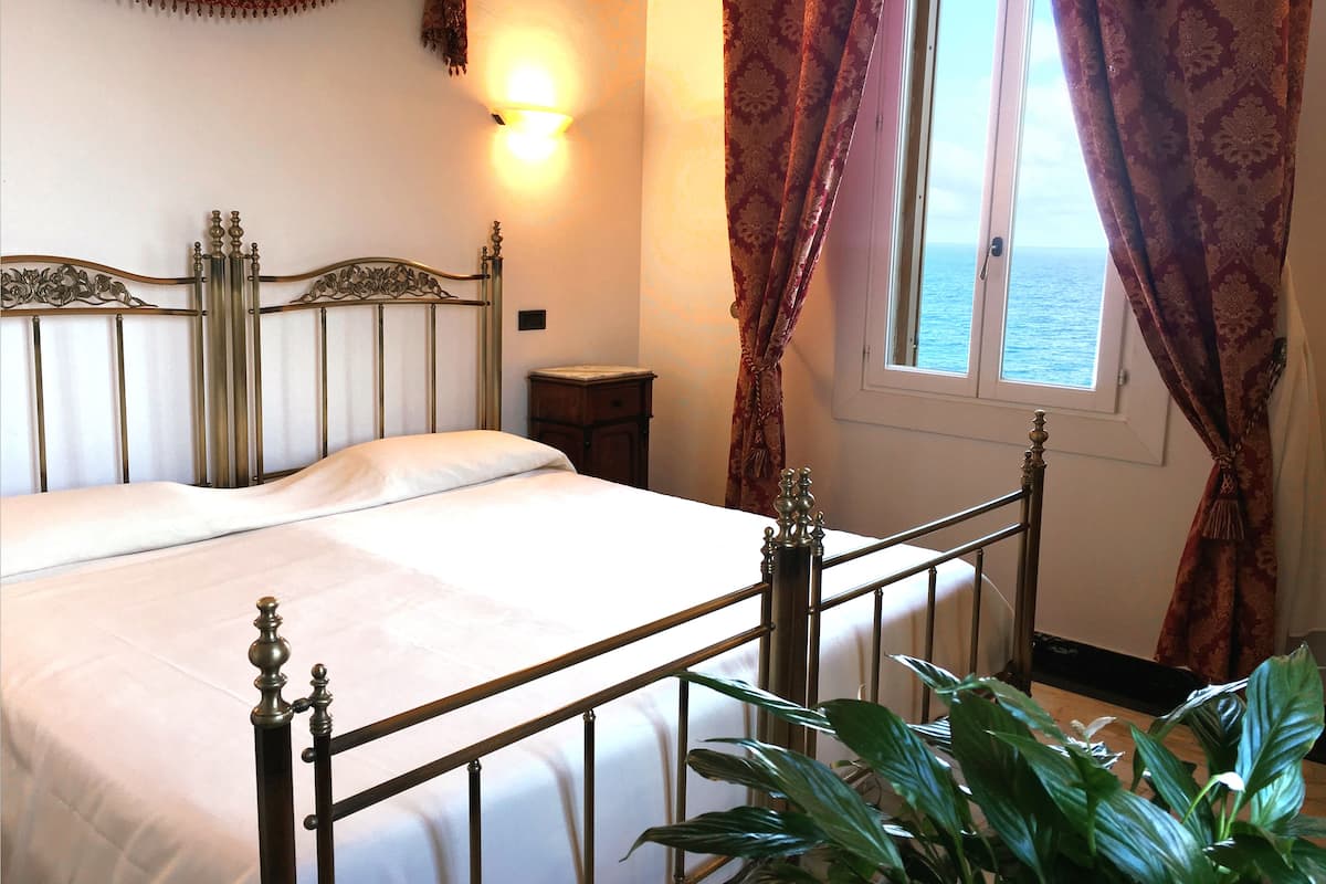 Double Room, Sea View | Minibar, in-room safe, free WiFi