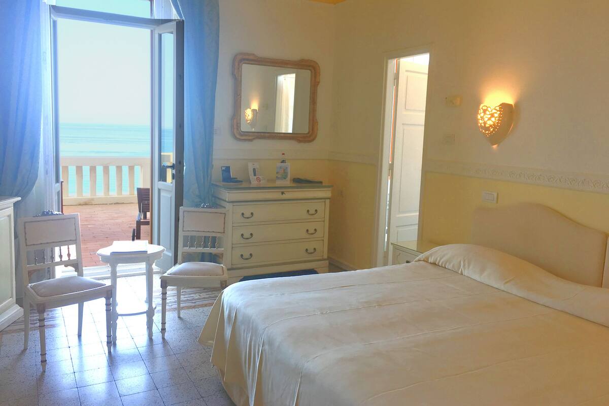 double room, balcony, sea view | minibar, in-room safe, free wifi