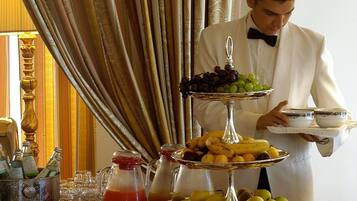 Der serveres morgenmad, frokost og italienske retter med havudsigt