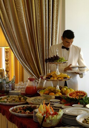 Breakfast, lunch, dinner served; Italian cuisine, sea views 