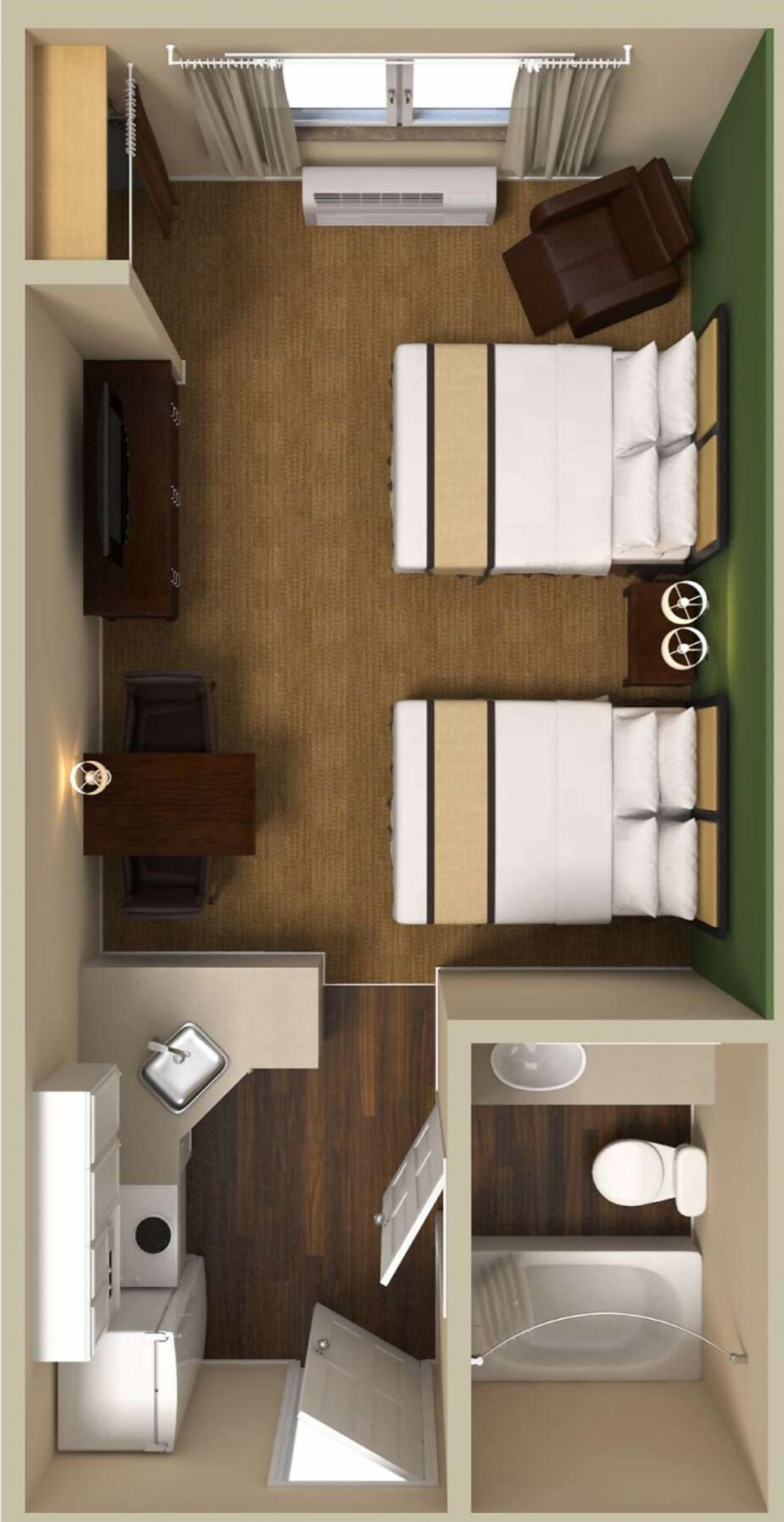 Een hotelkamer met twee bedden, een bureau, een stoel, een kleine badkamer en een raam met gordijnen.
