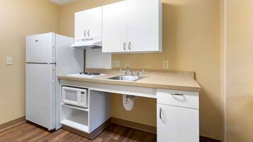 Studio, 1 Queen Bed, Accessible, Non Smoking | Private kitchen