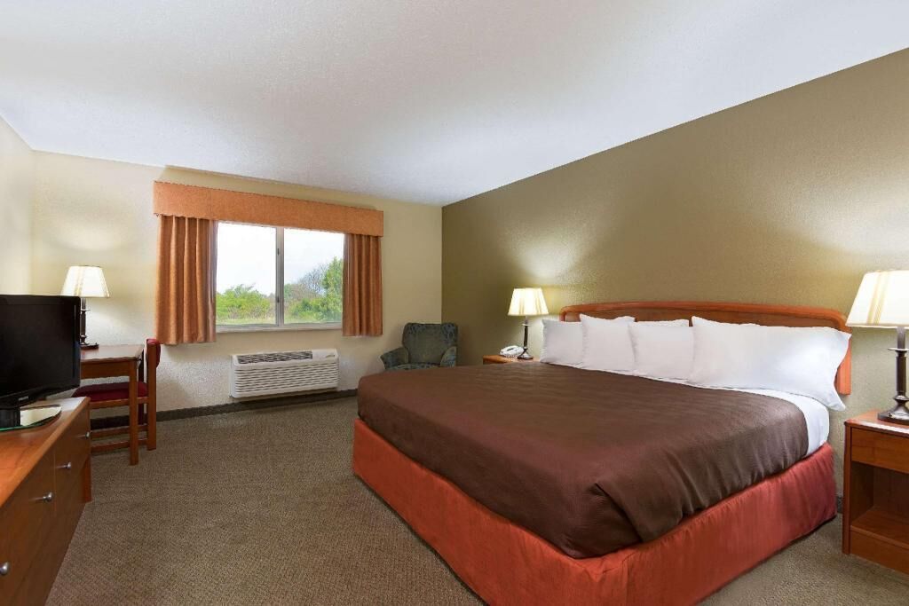 Iron/ironing board, free cribs/infant beds, rollaway beds, free WiFi