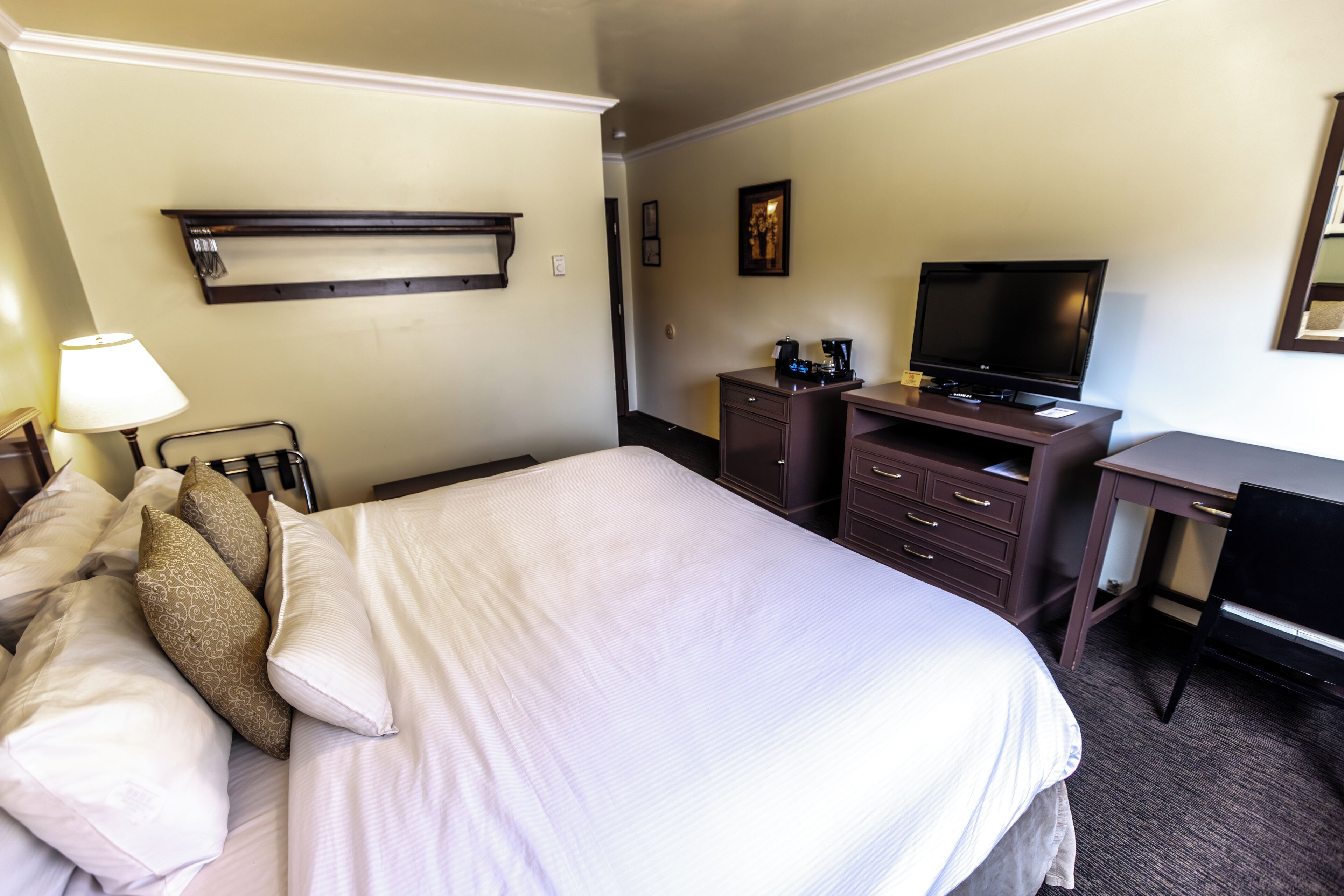 Classic Room | Hypo-allergenic bedding, iron/ironing board, free WiFi, bed sheets