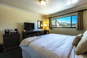 Classic Room | Hypo-allergenic bedding, iron/ironing board, free WiFi, bed sheets - The Mammoth Creek Inn (Mammoth Lakes)