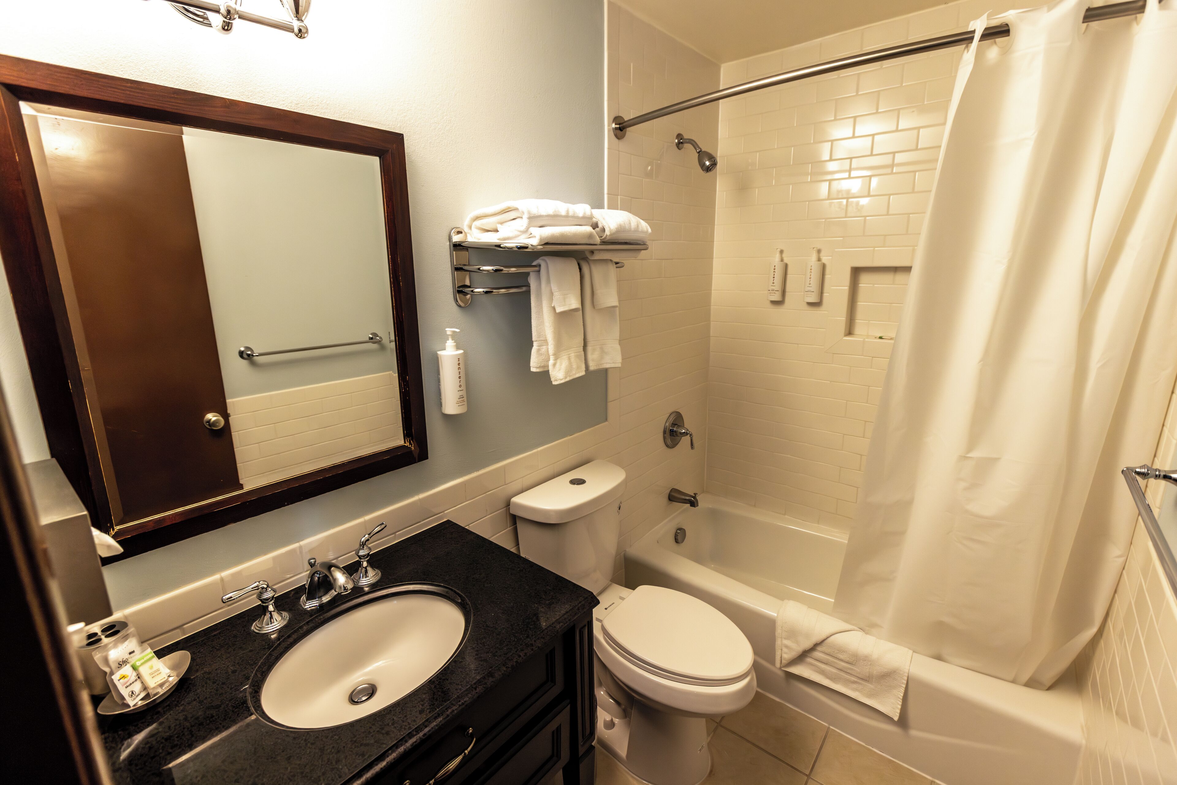 Habitació estàndard, 2 llits individuals | Bany | Combinació de dutxa i banyera i articles de tocador gratuïts 