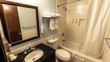 Habitación estándar, 2 camas individuales | Baño | Tina con regadera, amenidades de baño gratuitas, secadora de cabello