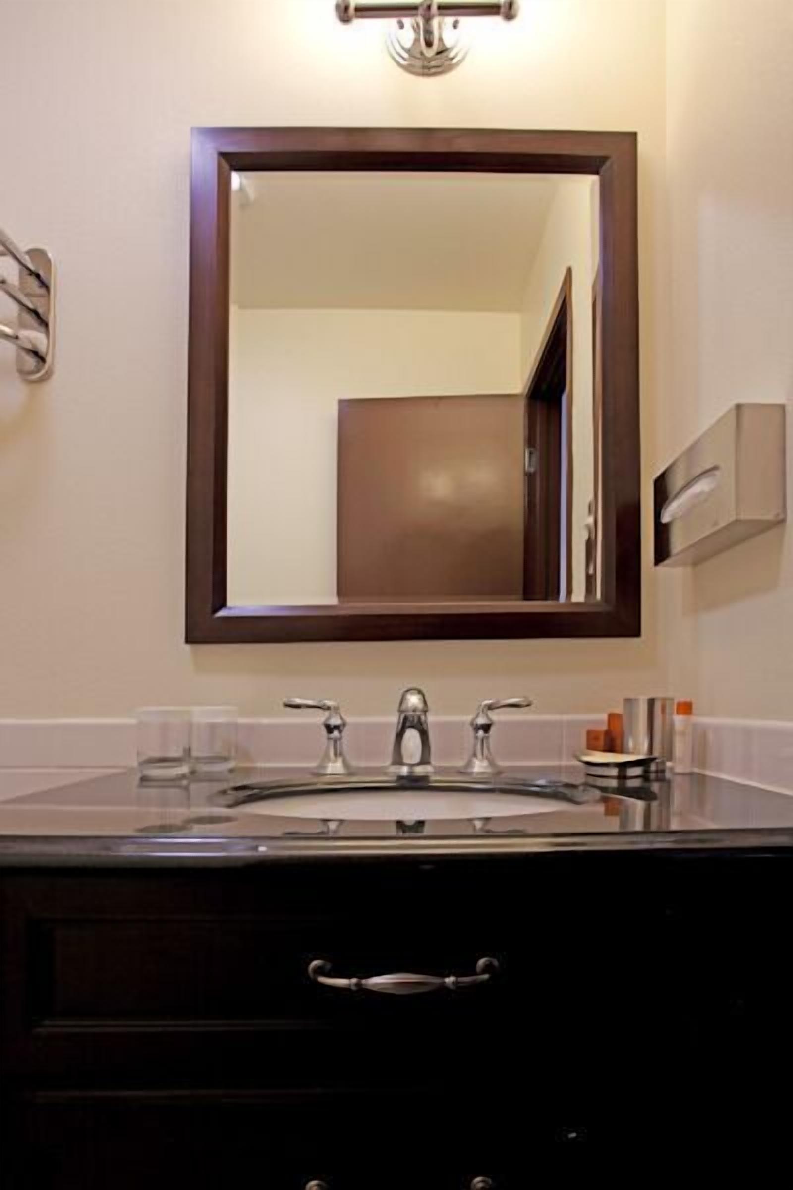 deluxe loft, mountain view | bathroom | combined shower/bathtub, free toiletries, hair dryer, towels