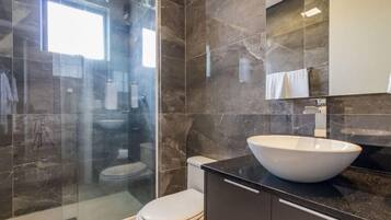 Shower, rainfall showerhead, free toiletries, hair dryer