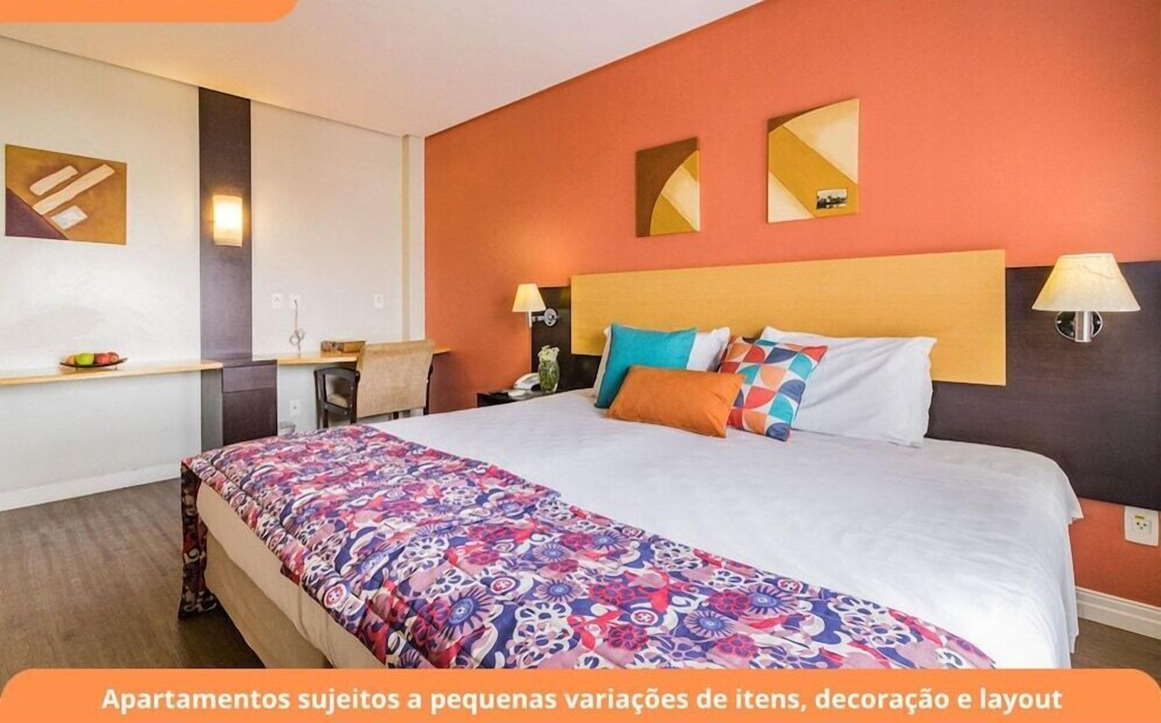 Frigobar, cofres nos quartos, escrivaninha, cortinas blackout