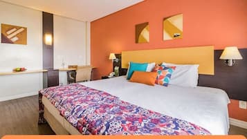 Frigobar, cofres nos quartos, escrivaninha, cortinas blackout