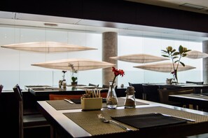 Petit déjeuner, déjeuner et dîner servis sur place