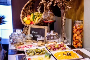 Daily buffet breakfast for a fee - Hotel Madanis (L'Hospitalet de Llobregat)