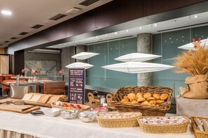 Daily buffet breakfast (EUR 14 per person) - Hotel Madanis (L'Hospitalet de Llobregat)