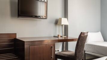 Familienzimmer | Wohnbereich | 32-Zoll-LCD-Fernseher mit Digitalempfang, Fernseher