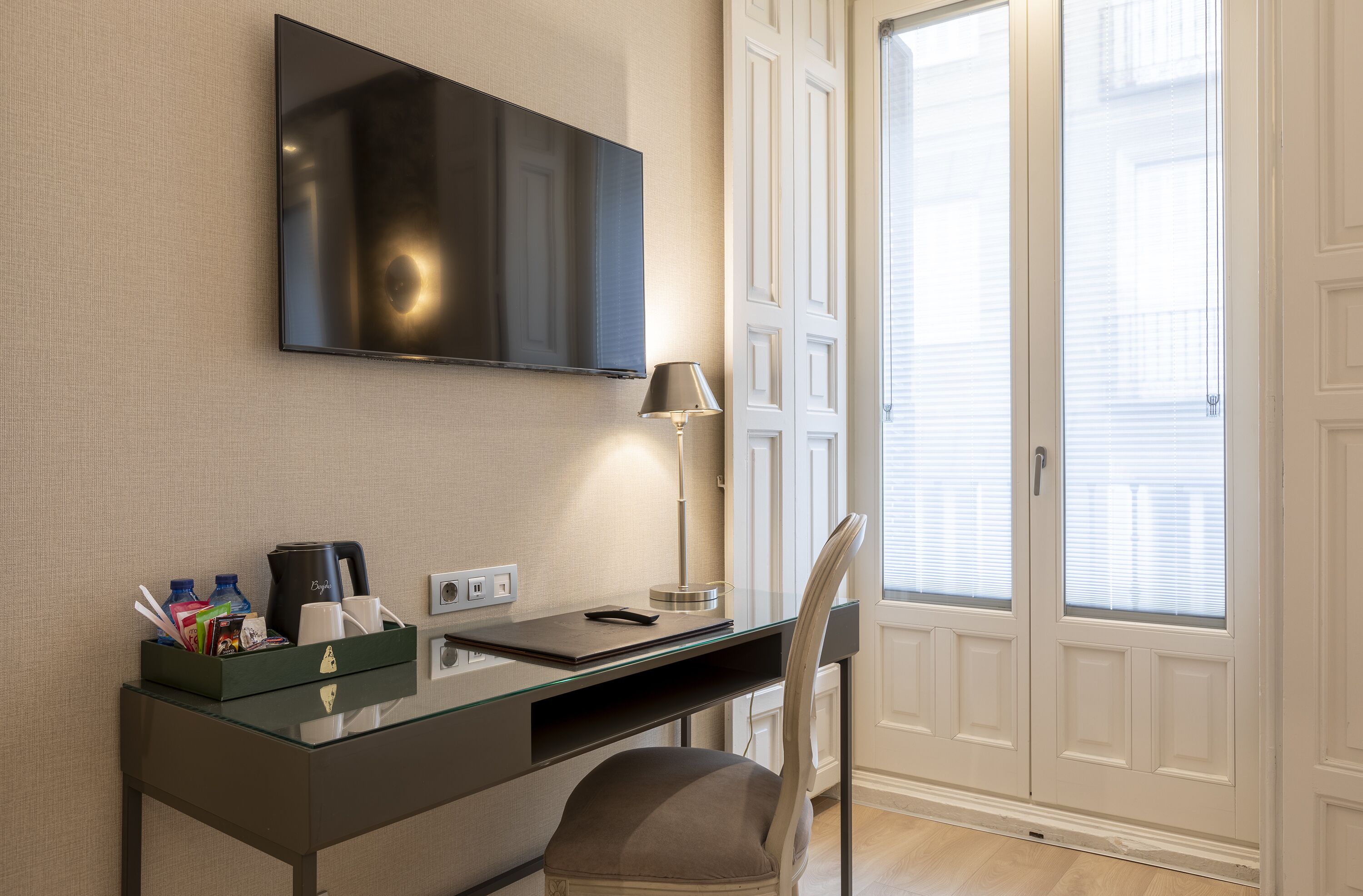 junior suite, 2 single beds | living room | 40-inch flat-screen tv with satellite channels, tv