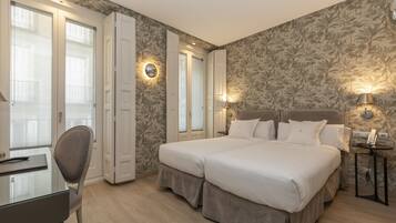 Juniorsvit - 2 enkelsÀngar | SÀngtillbehör av högsta kvalitet och minibar