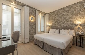 Junior Suite, 2 Single Beds | Premium bedding, minibar, in-room safe, desk - Hotel Meninas (Madrid)