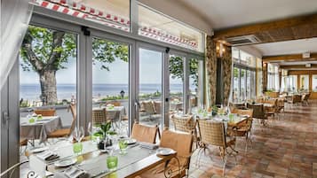 4 restaurants, spécialités Cuisine européenne moderne