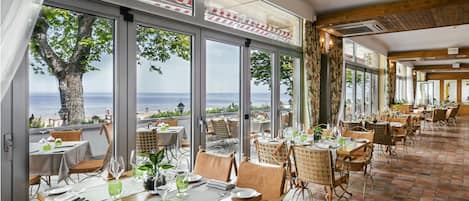 4 restaurants, breakfast, lunch, dinner served; Modern European cuisine