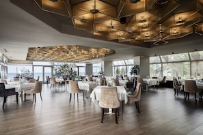 4 restaurants, breakfast, lunch, dinner served; Modern European cuisine